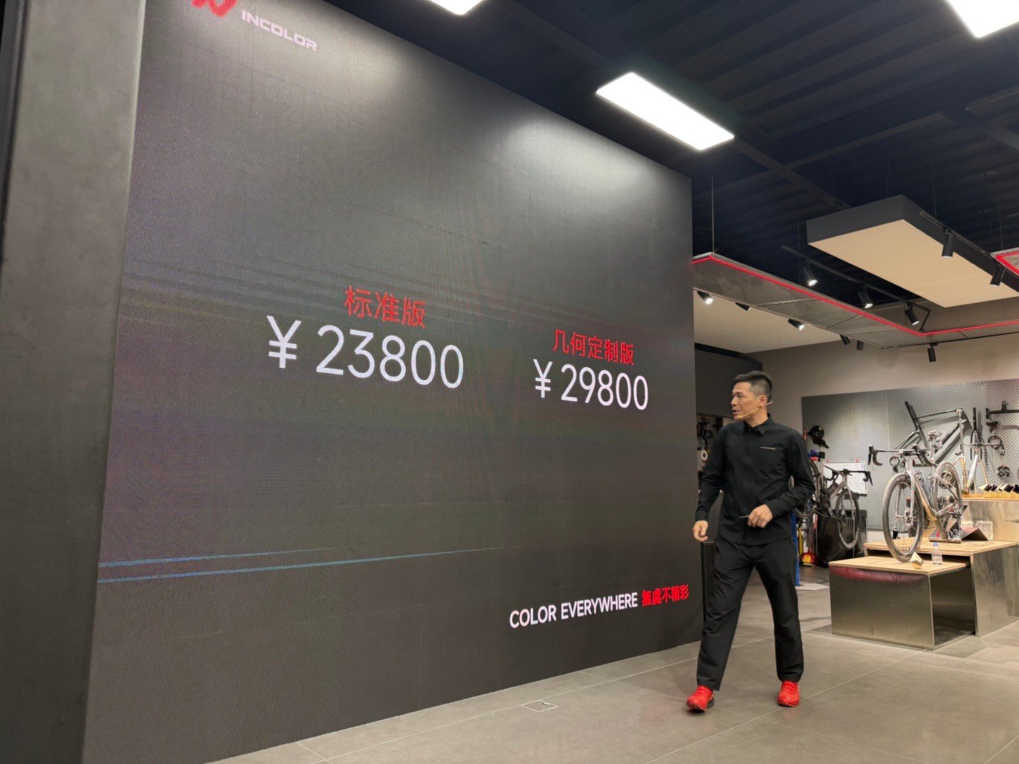 我也是有自行车品牌邀请的人了[捂嘴哭]来参加最新的顶级车架 SSR 的技术发布会