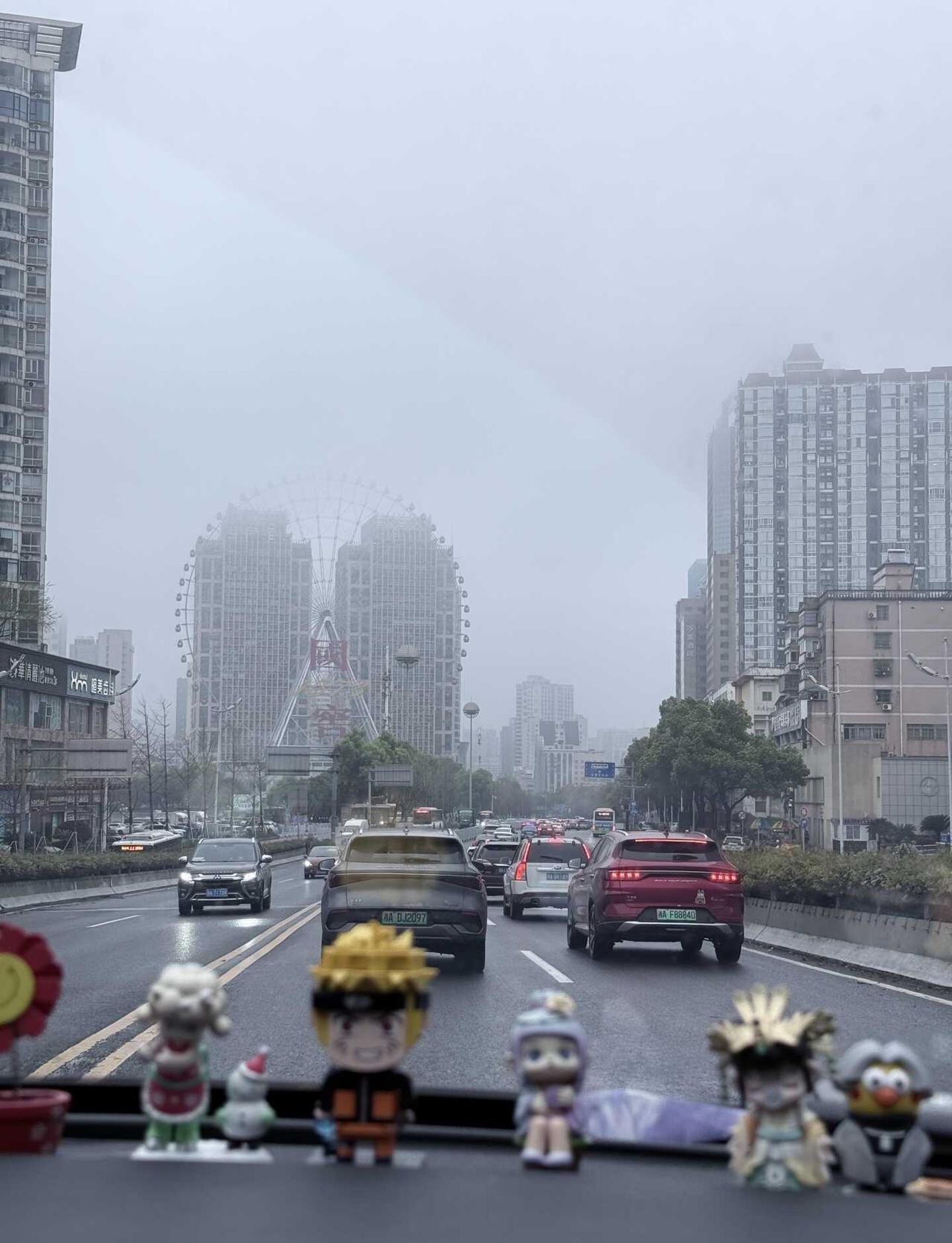 谁敢信这是早上7:40的长沙？？？
大雾下雨也是新鲜
长沙 突如其来的雨 这天气