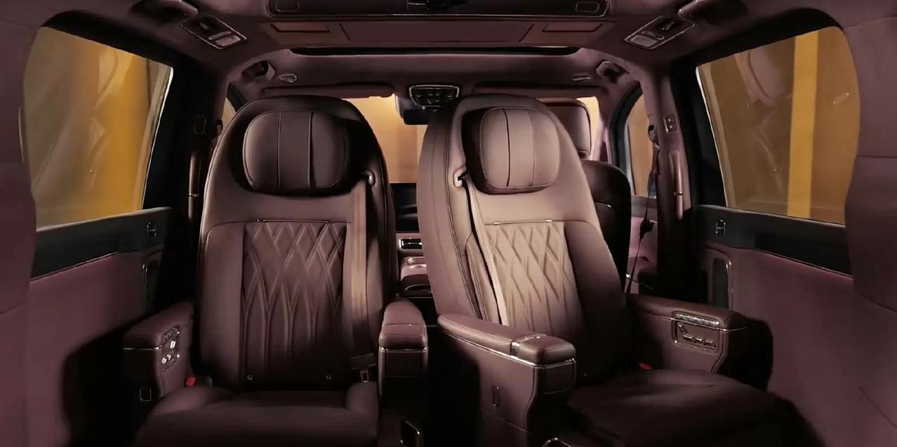 智界V9内饰官图，前排三联屏+二排180°旋转座椅
白栓木+胡桃木饰板
NAPP