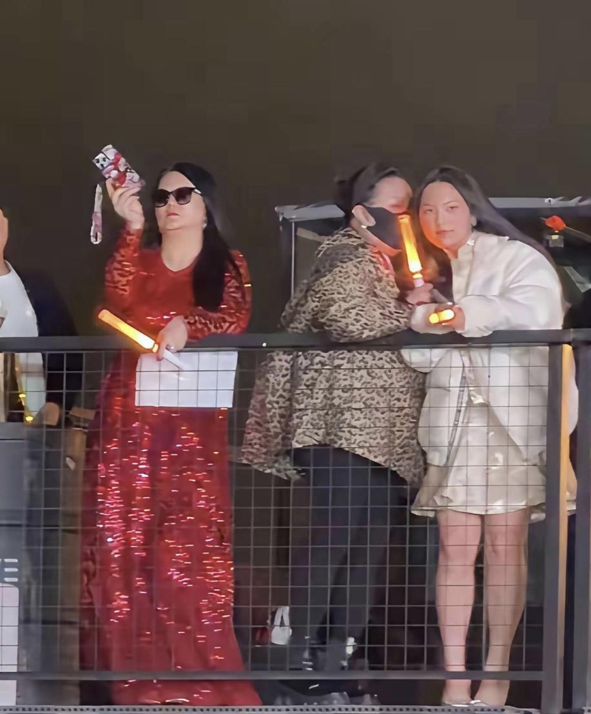 李湘带王诗龄看张艺兴演唱会，打扮得太隆重了吧[泣不成声][泣不成声][泣不成声]