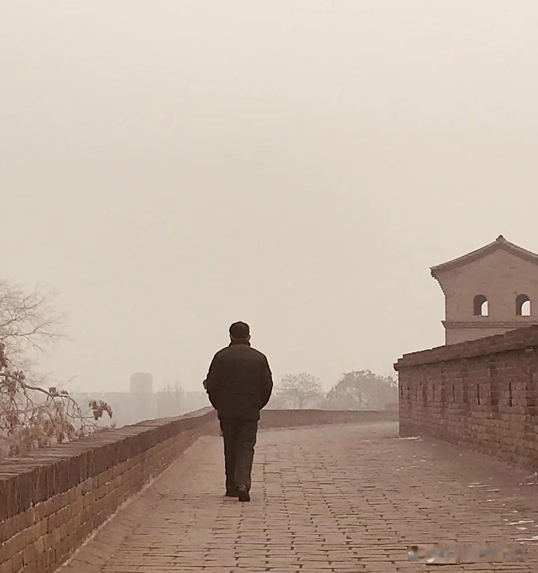 新的一年想多陪陪谁新的一年我想多陪陪我的父亲，76岁的父亲总说自己身体很好，让我