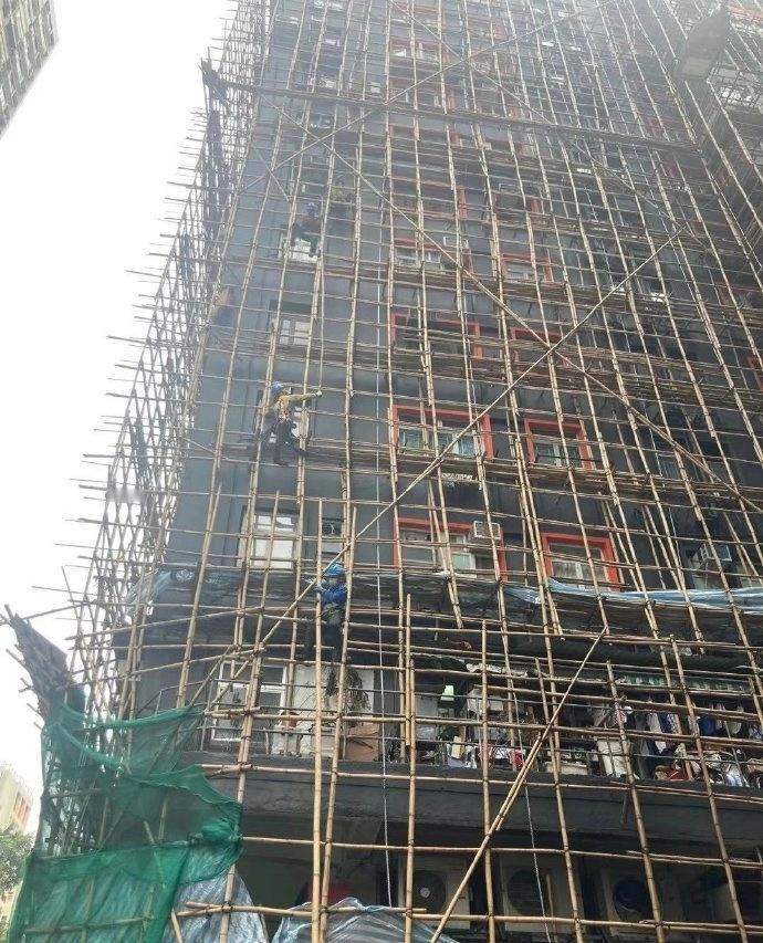 香港宣布拆除所有大维修的楼宇棚网别光拆除棚网，把竹架换成钢架，也很有必要。 