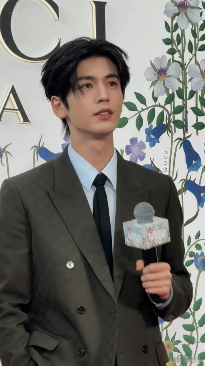 张凌赫三亚线下活动生图状态 张凌赫的生图状态也太权威了吧，好商务好本子都给这位1