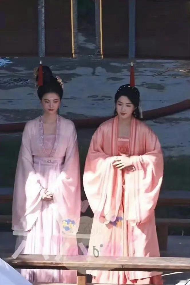 不得不说，卢昱晓和女配的气质差距也太大了 ​​​