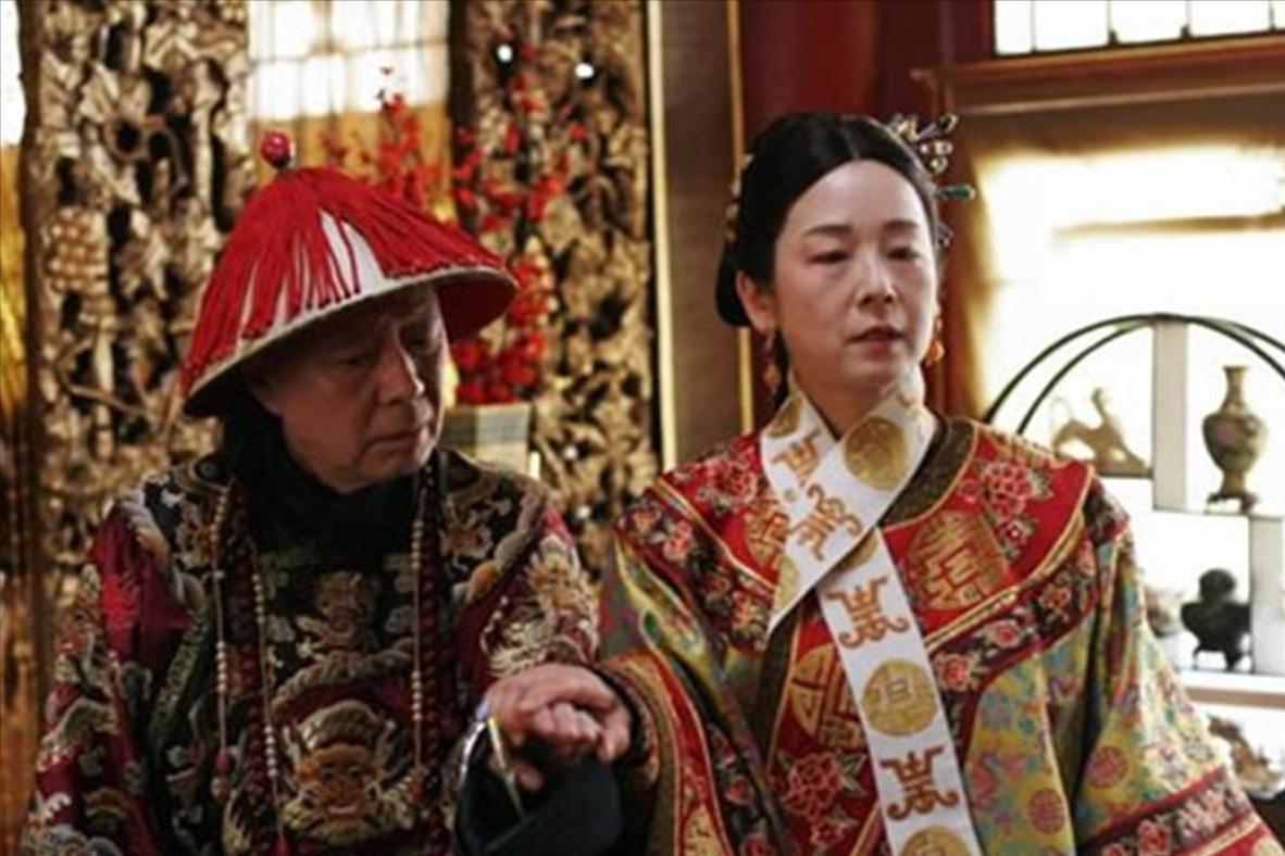 风光无限的大太监李莲英衣锦还乡，村民们夹道欢迎，一个上了年纪的地主忽然扑通一声跪