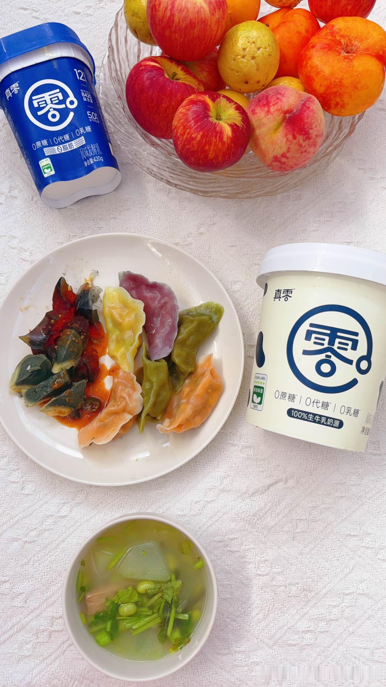 头伏吃饺子了。吃了六个果蔬皮的饺子，三鲜馅，青岛大虾鸡蛋肉，韭黄。松花蛋。毛豆冬