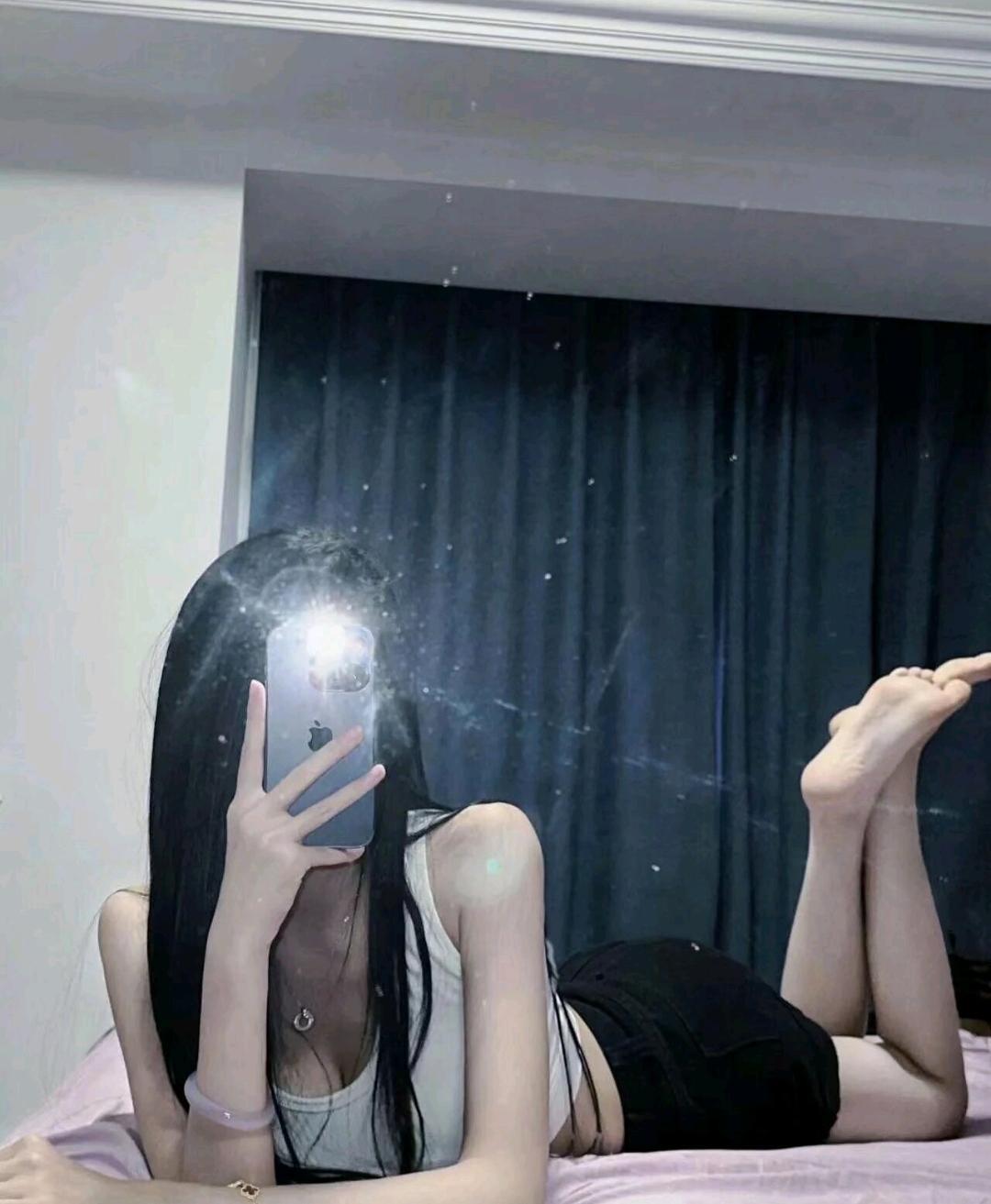 夜晚自拍，黑裙与白发的对比，镜中倒影，神秘而迷人。爱拍照的女生到底有多迷人呢?