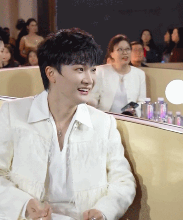 打开手机，好家伙，怎么哪哪都是周深啊？
周深助阵苏超揭幕战 
王者荣耀世界开服主