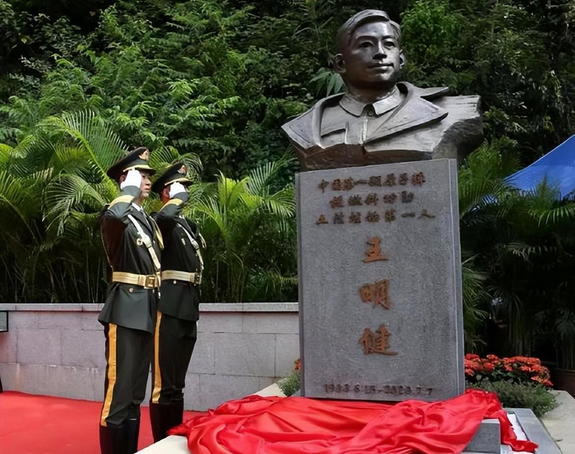 [微风]1956年的一天，王明健被两名没有任何军衔、职务标记的神秘军人，叫到学校