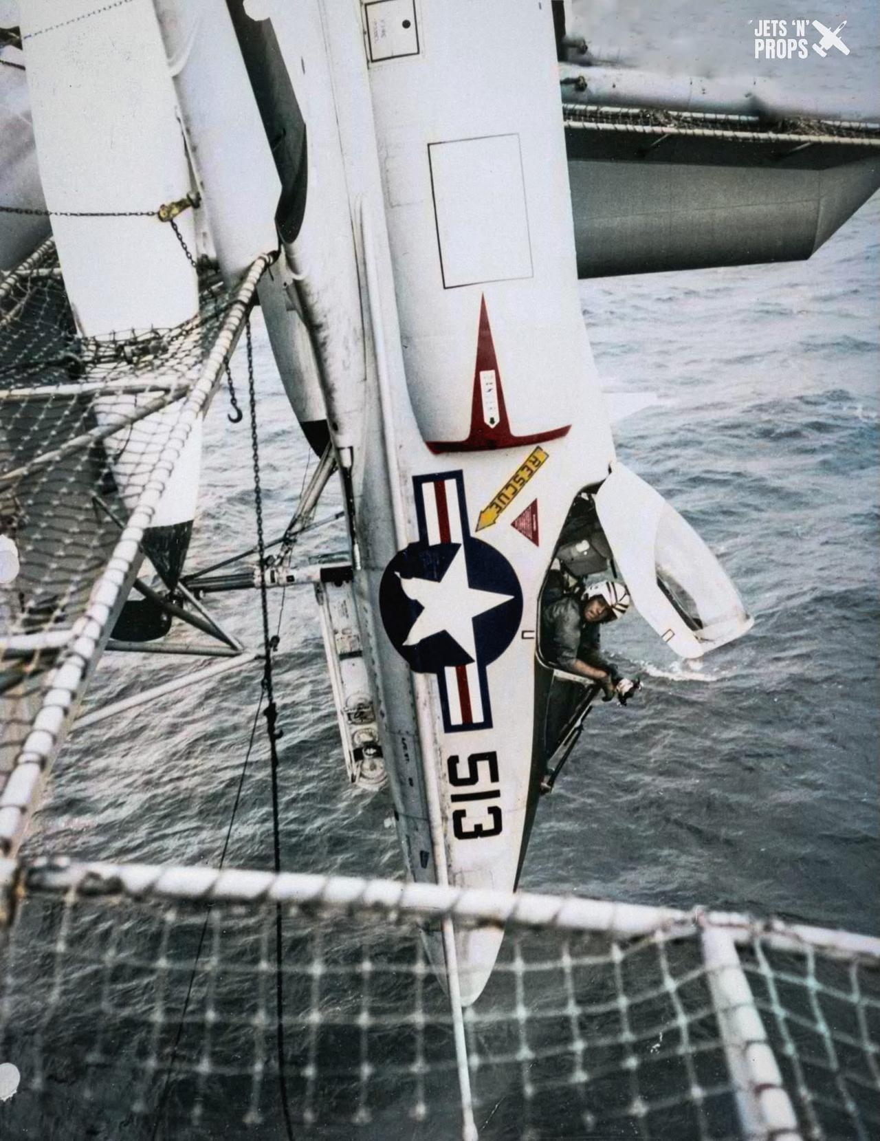 1966年12月7日，VA-36“走鹃”中队的A-4C“空中雄鹰”攻击机悬挂在“