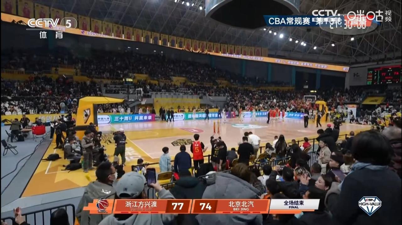 广厦让了一个巴里—布朗，
北京让了一个赵睿，
北京男篮再负广厦，
给北京男篮的夺