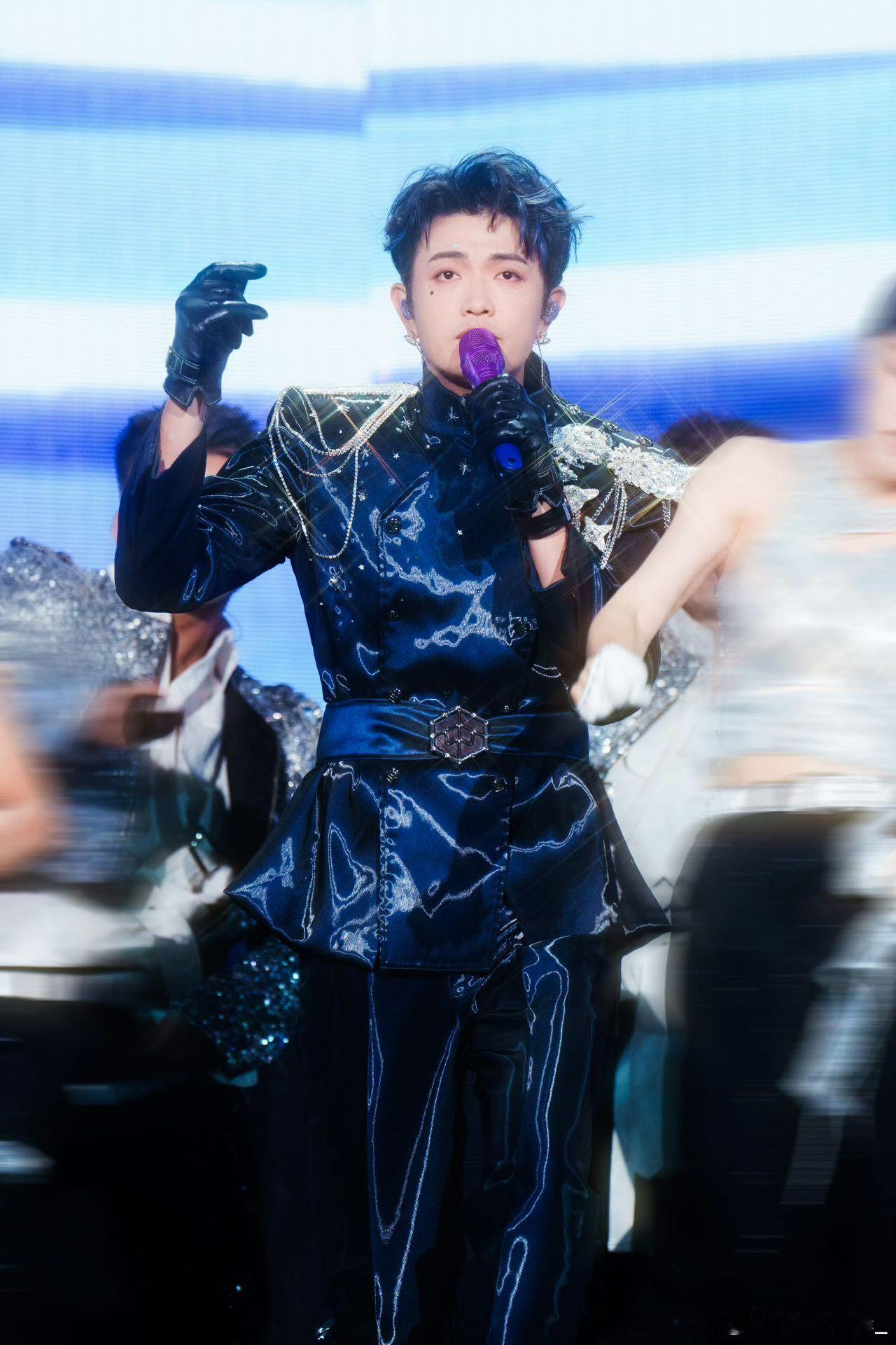 颜人中工作室 选造型 别家演唱会藏造型，他直接把被吐槽的款摆上台让粉丝选，这波反