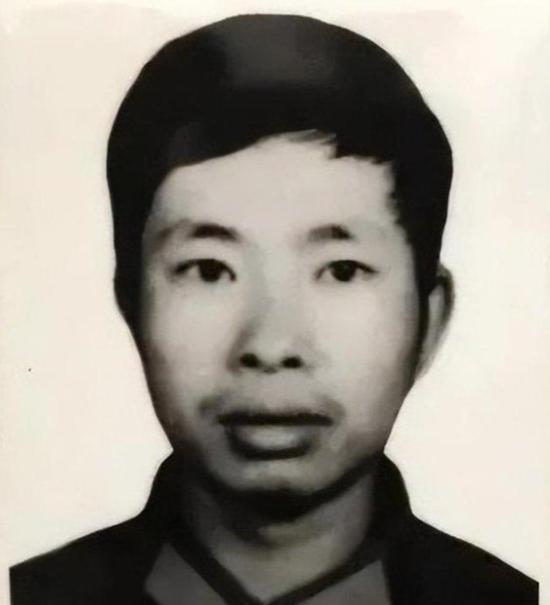 1984年，一战士因公牺牲，他刚新婚20天的妻子，拒不改嫁，将遗腹子成功产下，多