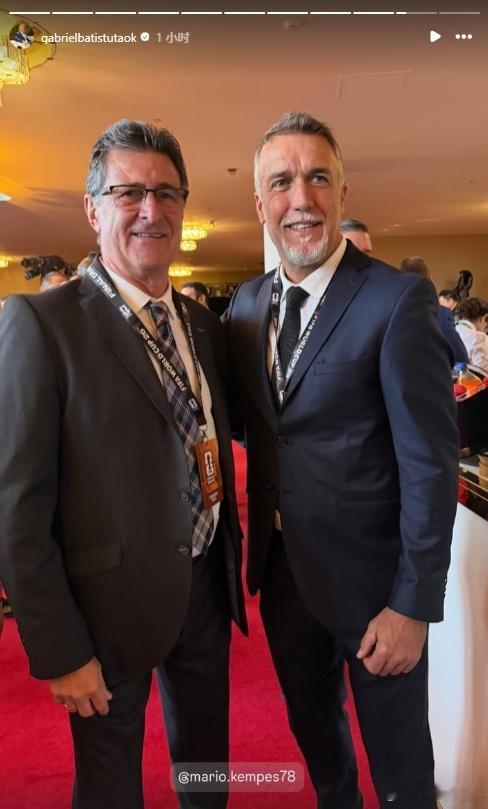 两大阿根廷传奇！巴蒂现场看世界杯抽签和肯佩斯合影。2026年美加墨世界杯小组赛抽