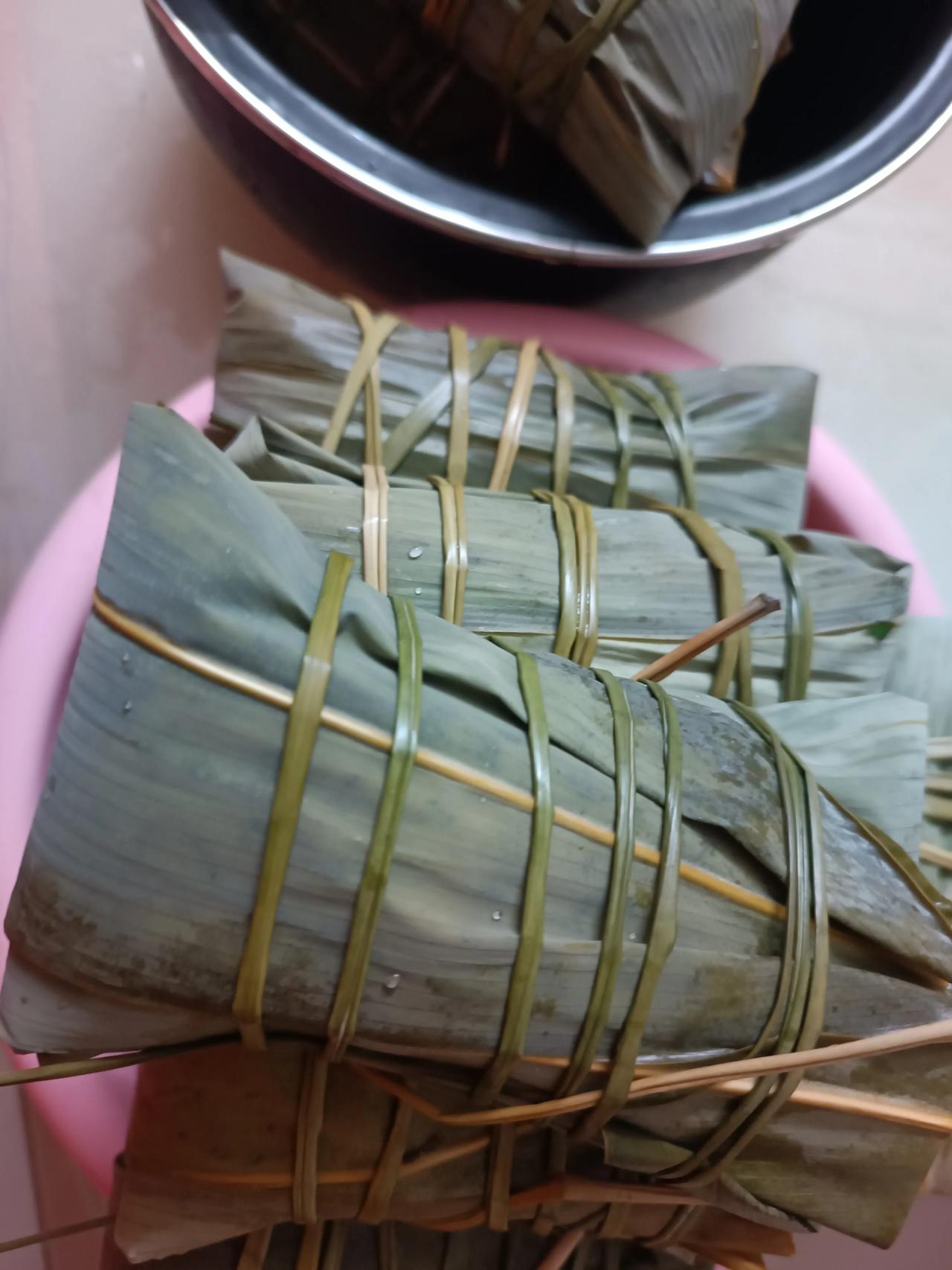 哪种馅的粽子是你的最爱
我爱吃咸肉粽
放点香菇
放点包粽子的草🌿
香飘飘
口齿