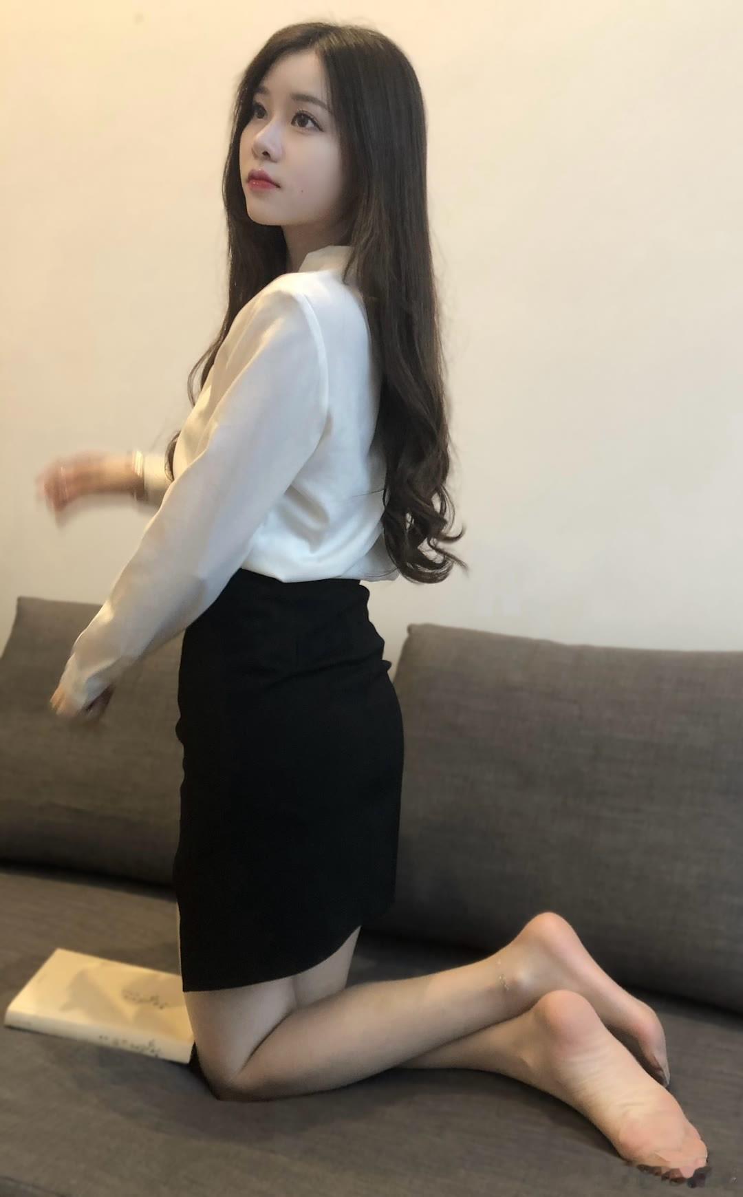 白衬衫黑短裙～ ​​​