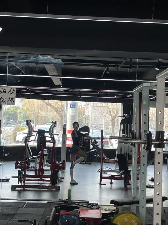 撸铁人撸铁魂 撸铁女孩 撸铁日常 健身房打卡 来呀练腿呀 见人不如健身