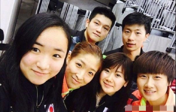 6位乒坛名将合影：马龙龙姿凤表，樊振东丰神俊逸，丁宁凤眼如虹，刘诗雯眉眼含笑，福
