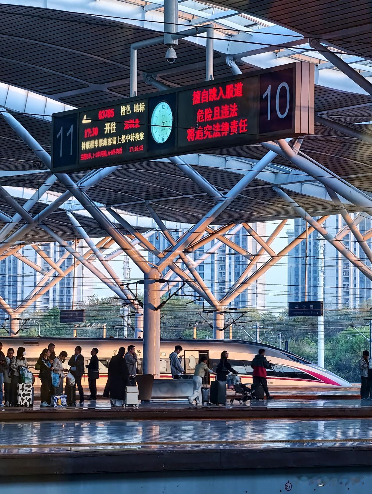 整理相册，发现这张在高铁站抓拍的照片挺生动的，候车的旅客各具特色，光影也还不错。