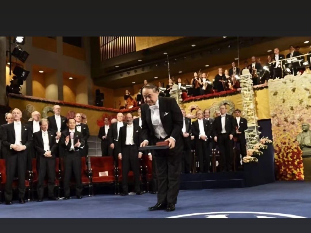 这谦恭的姿势，是出于欣喜，利益，敬意，还是礼貌？
读书人、写书人，他的清高，或许