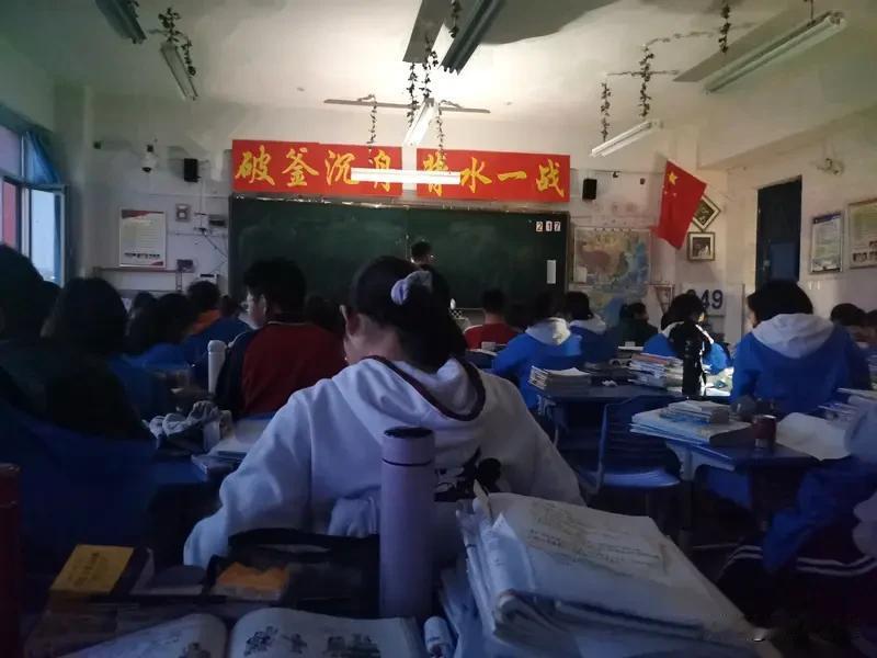 来北京出差了一个星期，天天做梦：
1、第一天梦到去世的外公
2、第二天梦到高三物