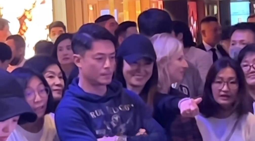 霍建华林心如观看女儿演出  霍建华林心如观看7岁女儿演出 真的是好父母，一起陪伴