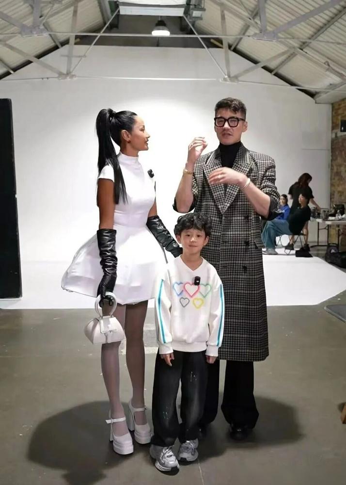 "我爱了你很多年了。" 飞机上，胡兵终于说出口。瞿颖瞬间泪崩，捶着他胸口："你为