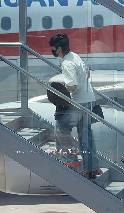 王楚钦怎么一个人跑了，
没有跟大部队一起回京，
看来是有什么紧急事情要处理，
