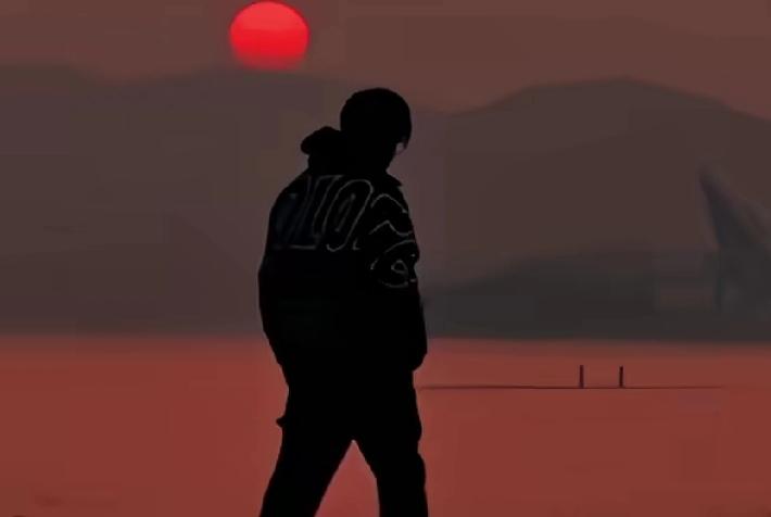 经常安慰自己的一句话是什么天一定会亮的，所以一定要保重好自己的身体，无论看到什么