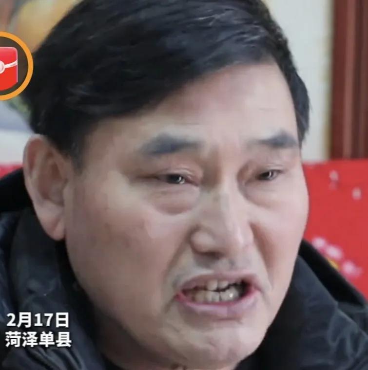 粉丝力挺朱之文进城

草根歌手朱之文目前很苦恼，总是有人找他借钱，不借就被骂小气