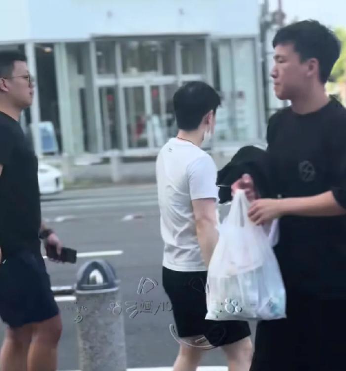 8.7 笑死我了，孙颖莎出门就找零食铺呀！

昨天遇到球迷纠缠要签名照，
今天莎