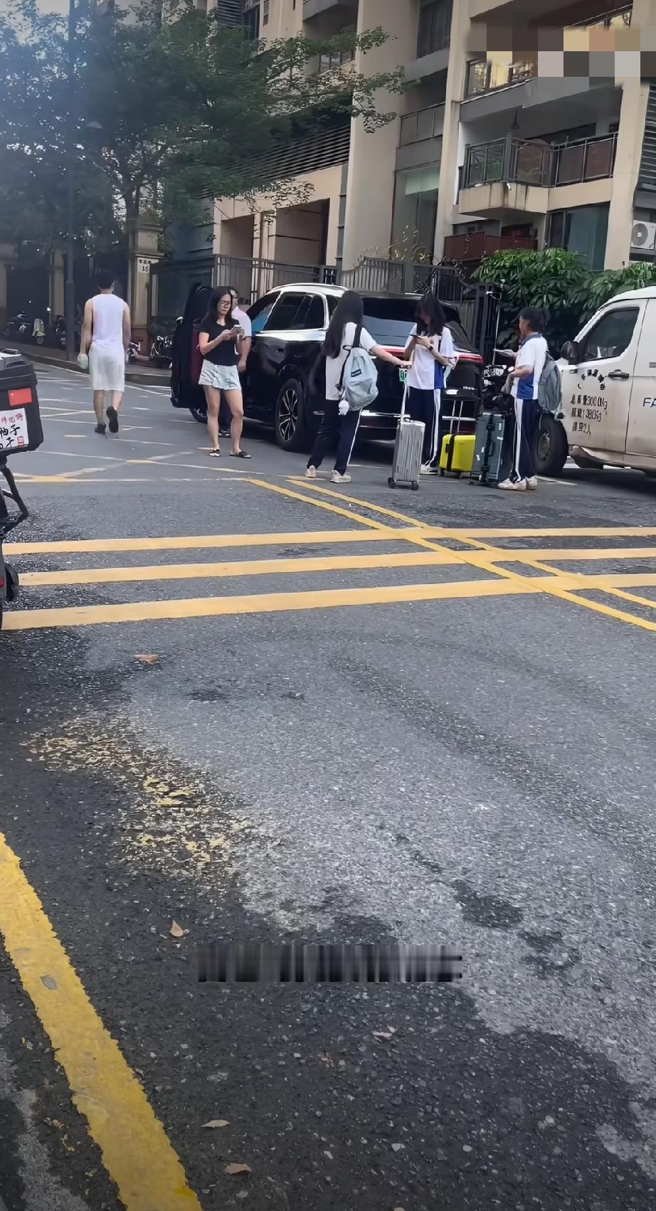 顺风车+拼车+不准时+行李多，buff叠满了！

三位学生拼顺风车去上学，司机已