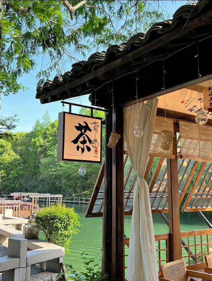 人的一生该怎样活，这问题困扰着不少人。我觉得，首先得有明确目标，比如有人一心想在