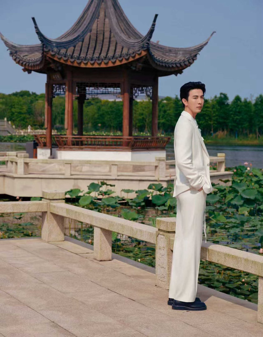 李川白玉兰红毯主持 李川这一次白玉兰之行，主持完成得很漂亮，但他自己给自己加了“
