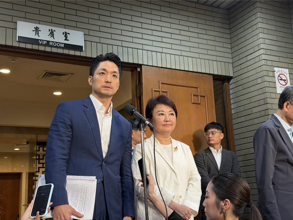 卢秀燕召集蓝营开会  蒋万安卢秀燕踢馆民进党当局会议

中联油品事件引发全台湾食