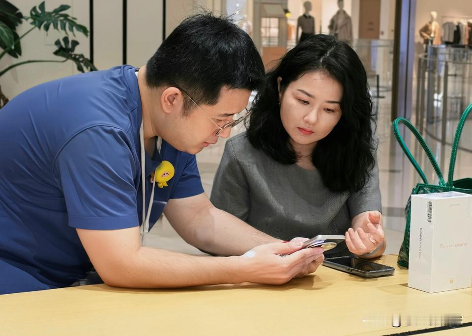 苹果首款阔折叠终于来了，阔屏赛道瞬间热闹起来。但热闹归热闹，真要掏钱的时候，普通