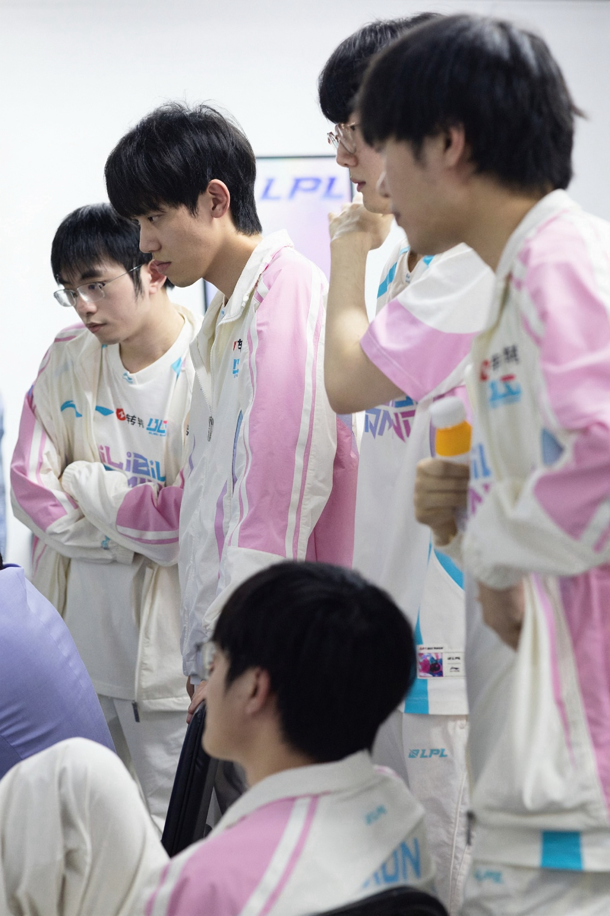 A/L战布噜噜更新赛后返图印象中第一次见到七人版本的签名队服？ ​​​