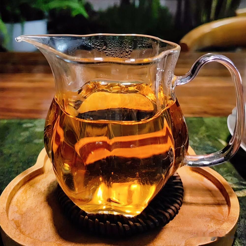 普洱茶真的是时间越久越好喝吗?

茶，真是个好东西。
它不像酒，要人推杯换盏地热