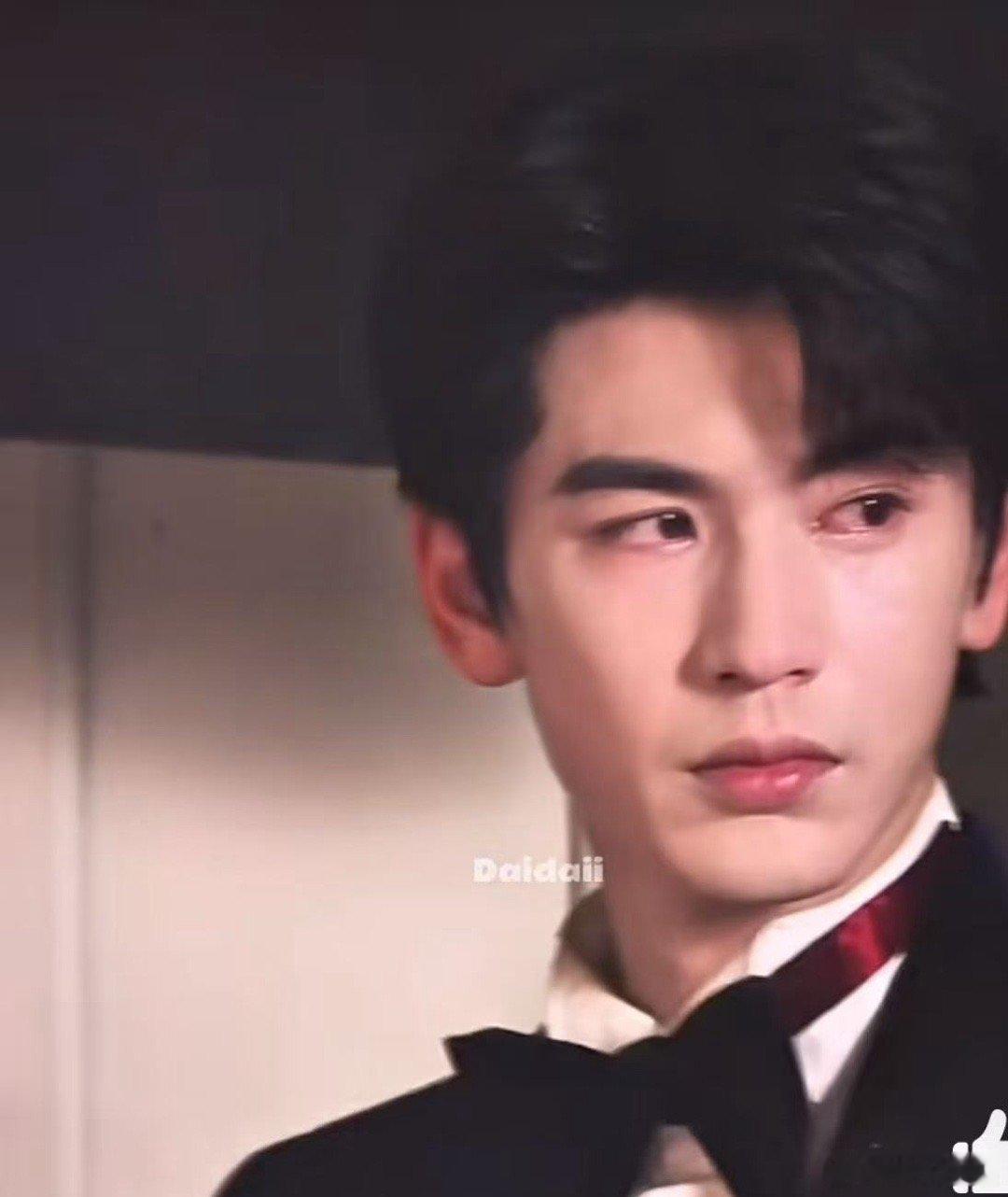 张凌赫这一秒过火哭戏这一秒过火张凌赫哭戏路透这一秒过火张凌赫哭戏路透，这破碎感，
