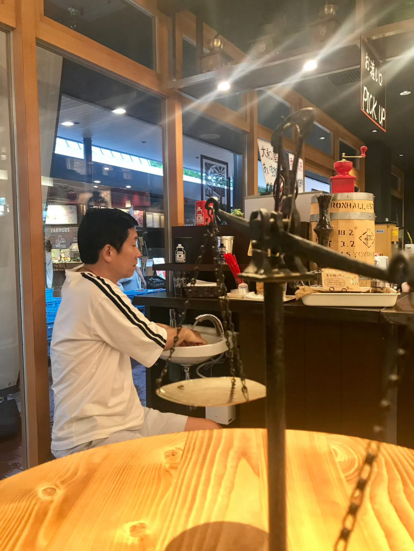 【搬运】2018年07月24日下午茶一杯咖啡两人喝我家ジジ坐着洗手好好玩哦