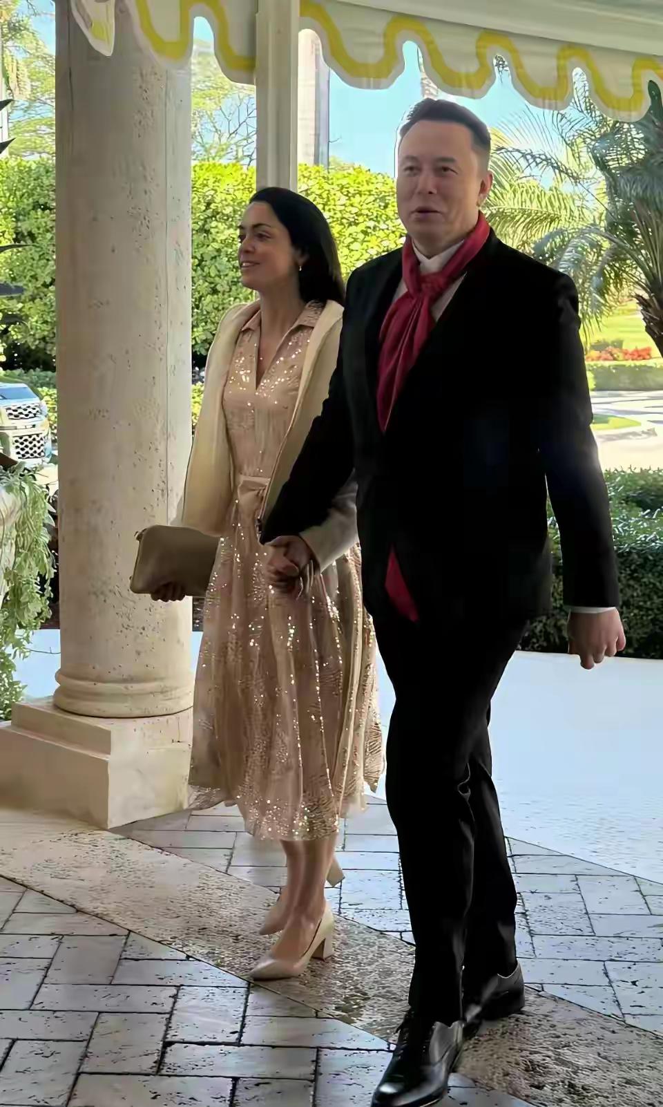 爱泼斯坦案件已经搞得人心惶惶，在美国上流社会引起的巨大地反响。这时候人们看到了首