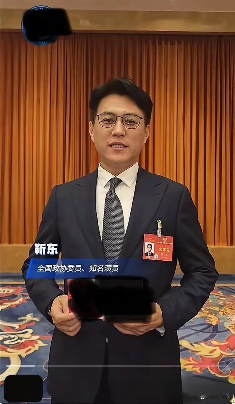 从一个顶级男明星跨界到煤矿文工团团长，靳东已成功转型为高级公务员行列。

只是这