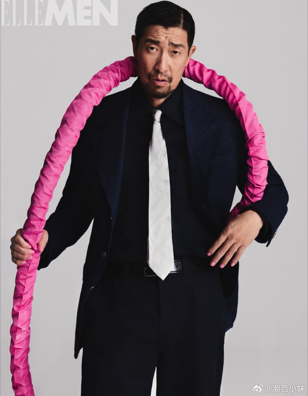 这组封面粉色反差感也太绝了，大叔涂粉指甲油好有梗，成年人的棒棒糖这创意真的玩出花