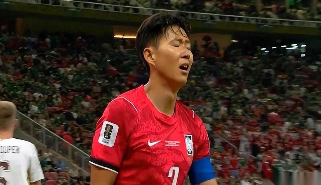 韩国队赢了，2:1逆转捷克，时隔十六年，终于拿下了世界杯的开门红。
球场里山呼海