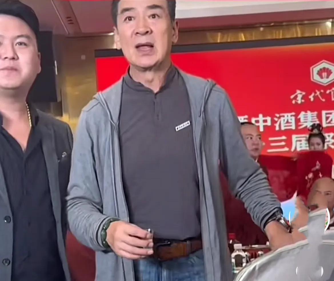 “依萍爸爸”，现身，凭借一部《情深深雨濛濛》让大家再次了解了寇振海老爷子的的演技