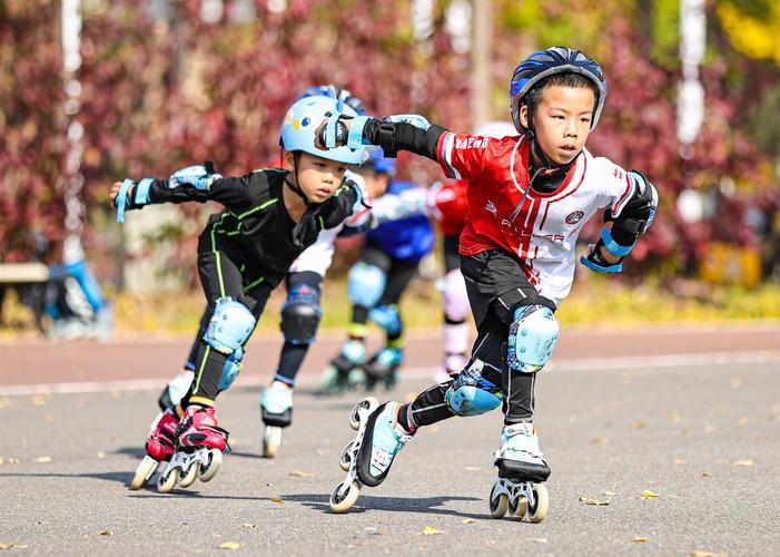 孩子踩着滑轮车冲下坡，速度越来越快，车轮呼呼作响，看得人心都提到嗓子眼。小小的身