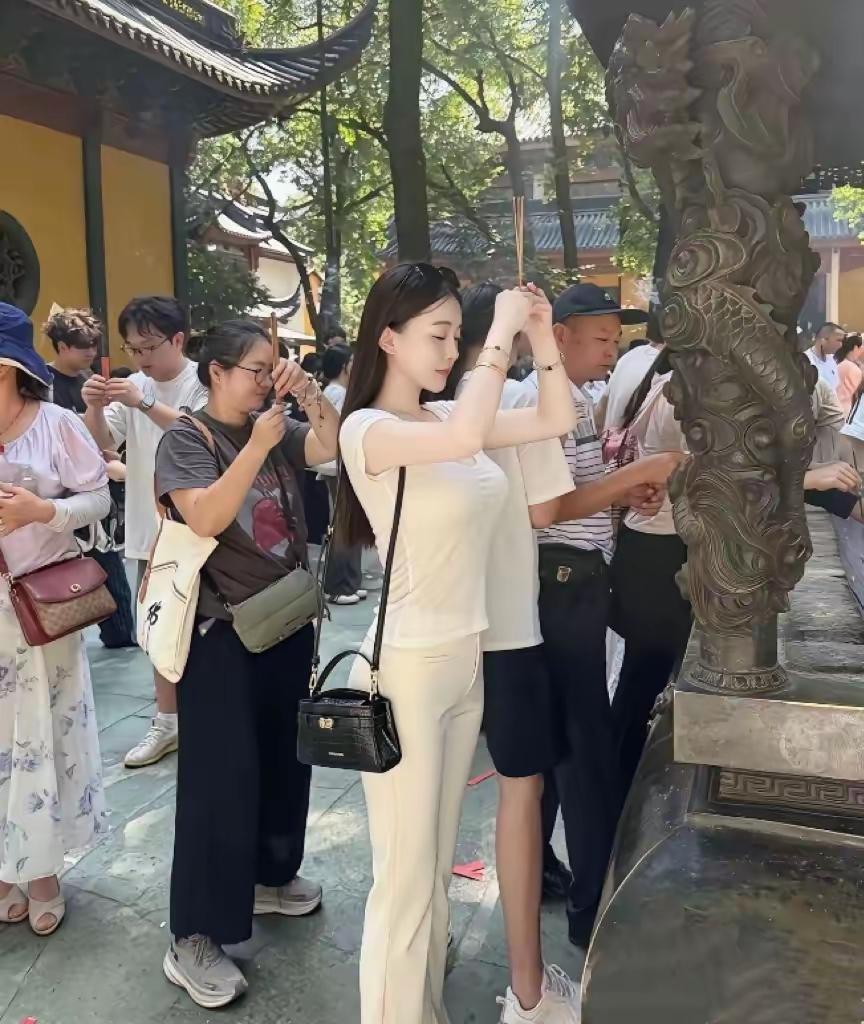 他长的这么好看，在祈求什么？