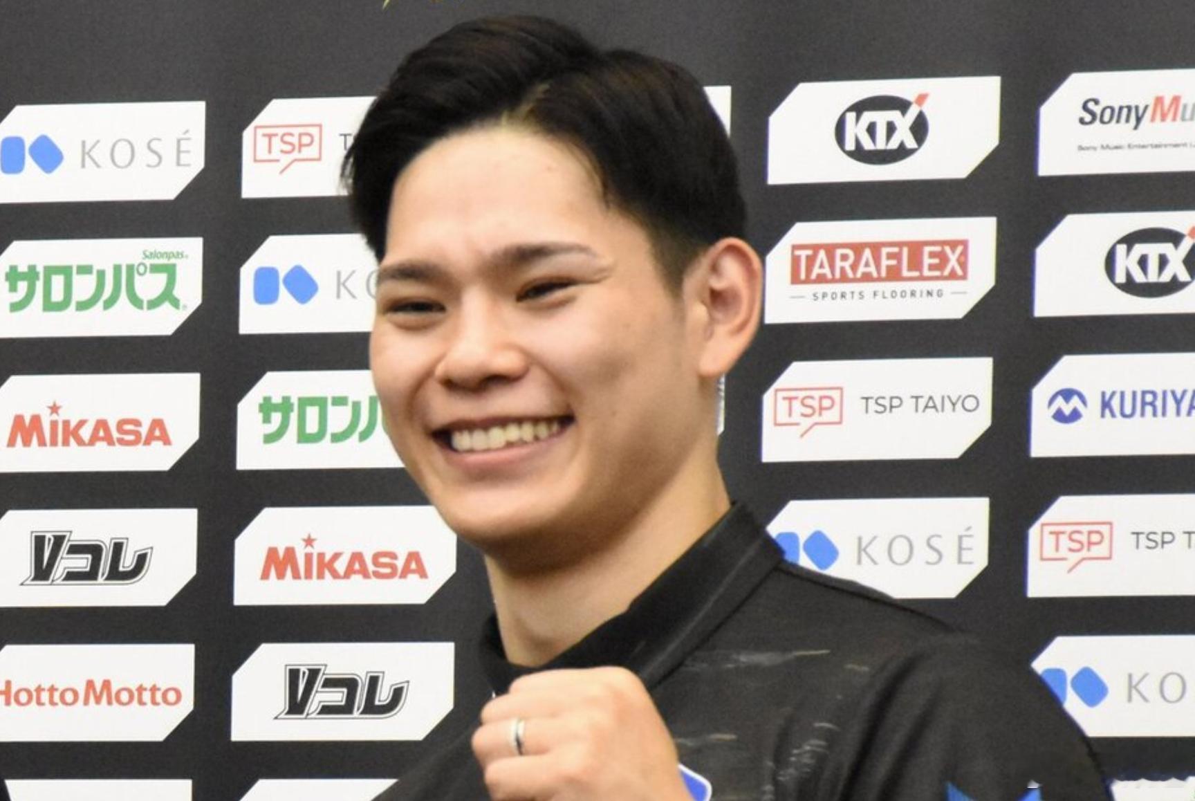 国际排坛动态日本男排西田有志：一定要拿到奥运会门票 西田有志（26岁）在成田机场