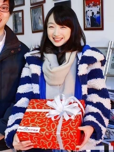 刚出道时的周冬雨真的好清纯，好像我们中学时期的班花，太招人喜欢了[星星眼]