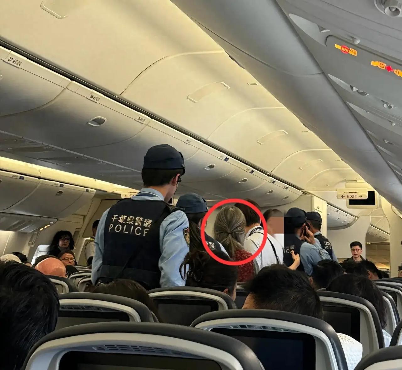 UA858航班飞机迫降东京，日本警察直接登机把人带走！

2026年6月24日，